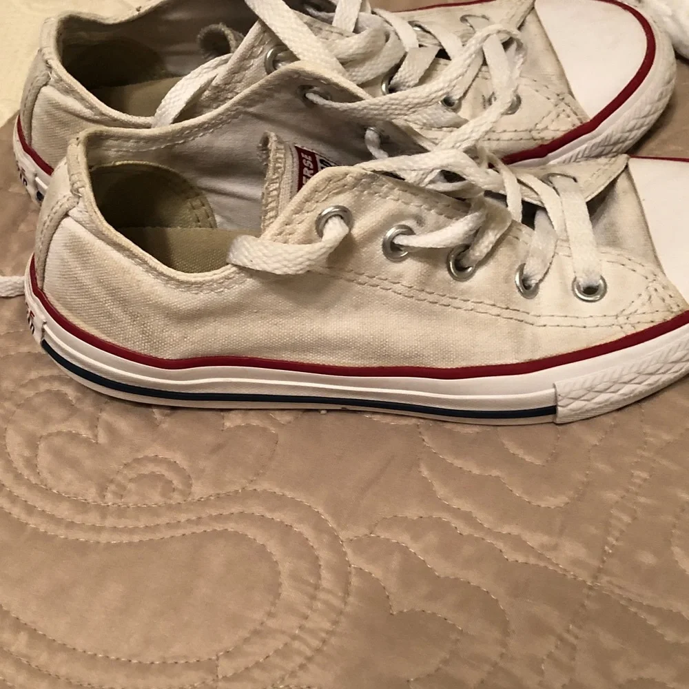 Converse Kids Low-Top Sneakers in White with Red Trim